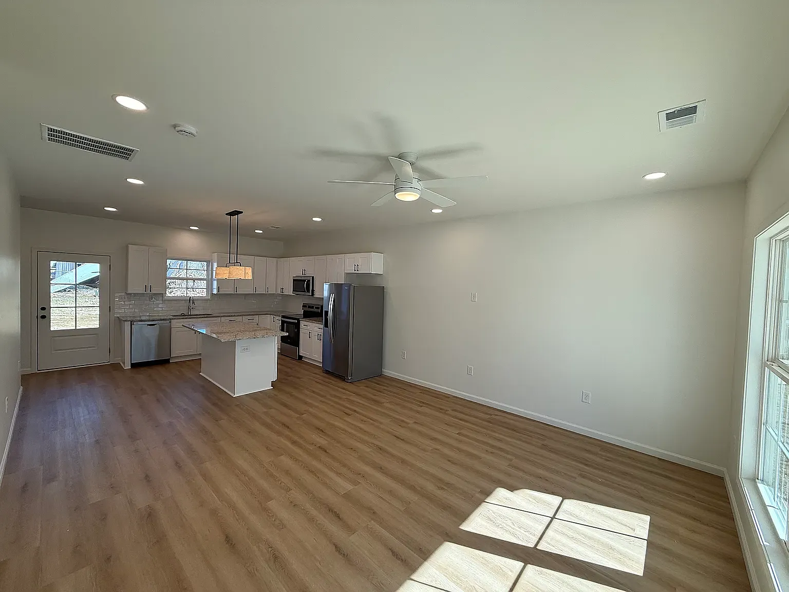 3 bed, 1559 sqft, $1,750 — Photo 2