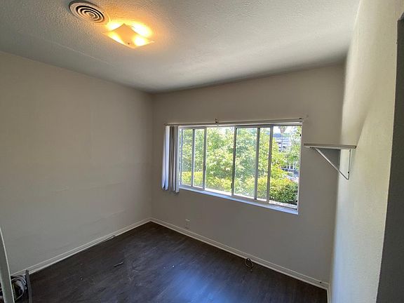 4th image of 1039 N Bonnie Brae St #18