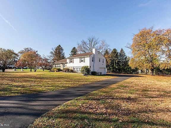 2nd image of 574 Broadview Rd