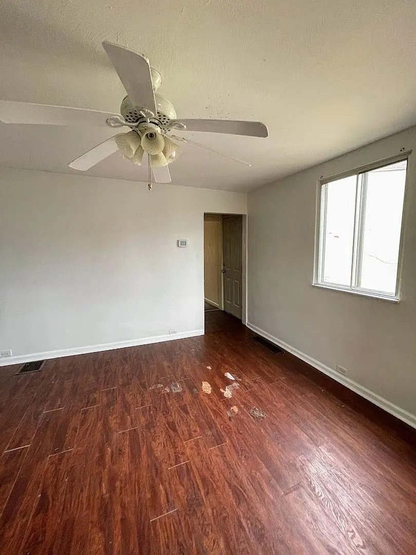 2 Bed, 1 Bath Home in Greenfield - Convenient Location, Laundry Included - Available Now! — Photo 2