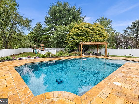 3rd image of 103 Oxford Hill Ln