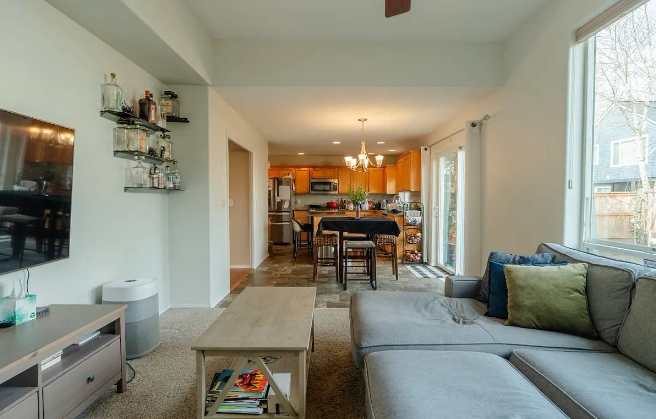 4 bed, 2.5 bath, 2303 sqft, $1,100 — Photo 3