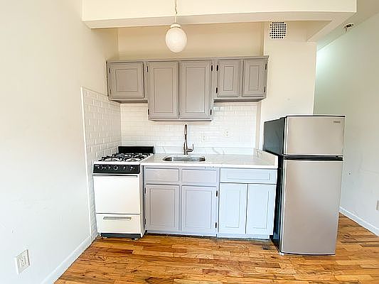 4th image of 2331 1st Ave APT 4a