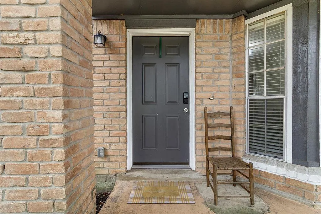 3 bed, 2.0 bath, 1341 sqft, $2,100 — Photo 2