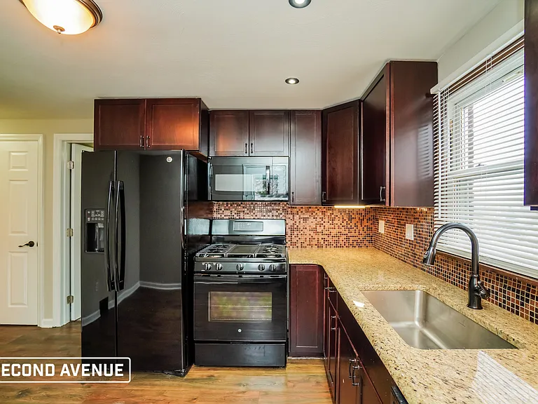 96 N Broadway Ave — Photo 4