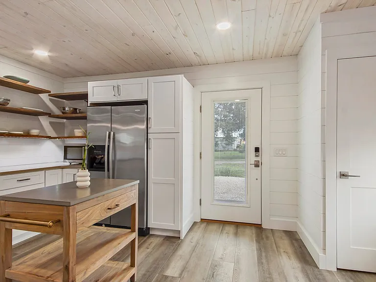 307 Dolphin Dr — Photo 14