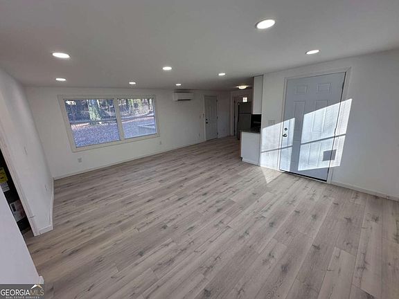 2nd image of 1416 Oak Ln