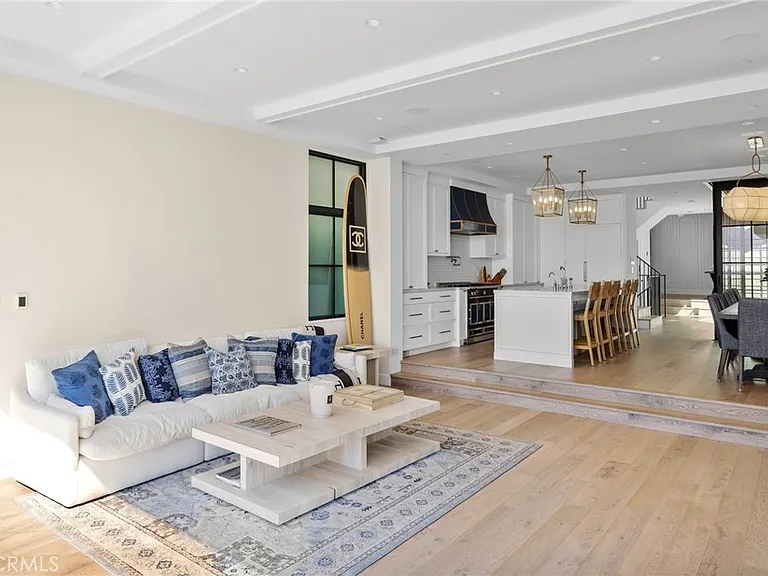 2428 The Strand — Photo 18