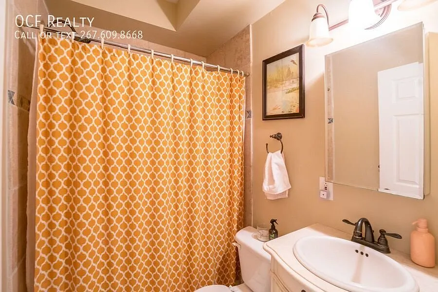 Beautiful Two Bed Graduate Hospital Home — Photo 4