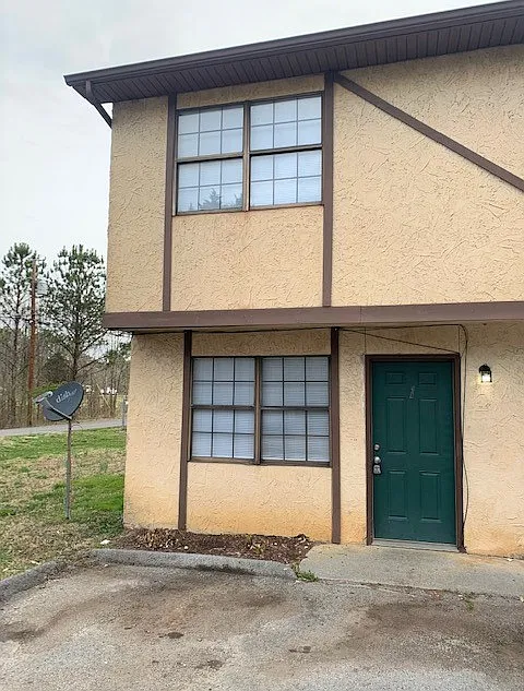 2 bed, 1.5 bath, 840 sqft, $795