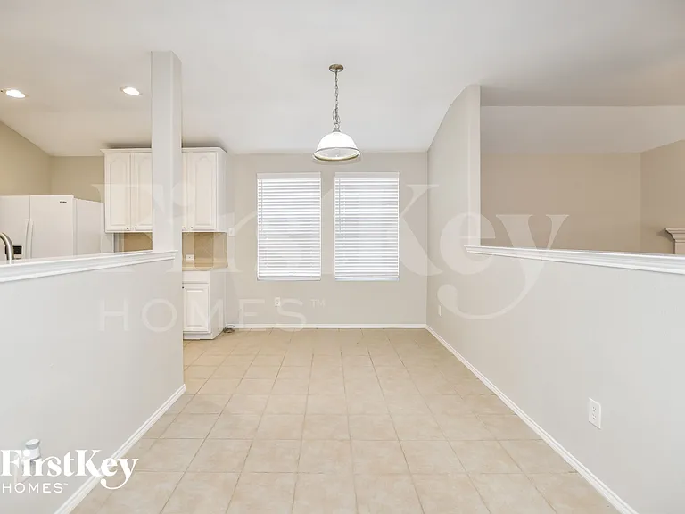 716 Austin Ln — Photo 6