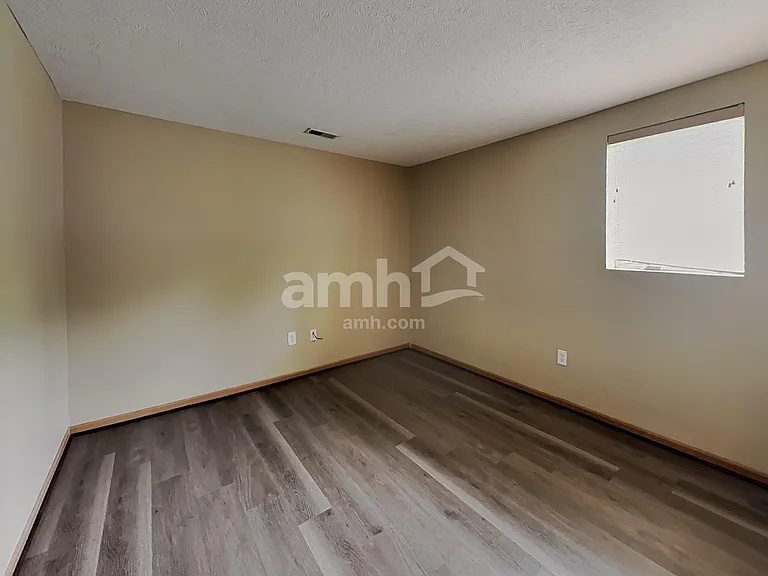 949 Rowland Ave — Photo 11