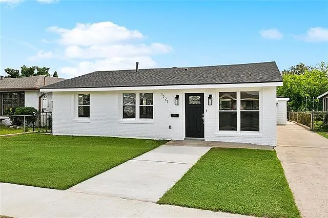 1221 Gaudet Dr — Photo 1