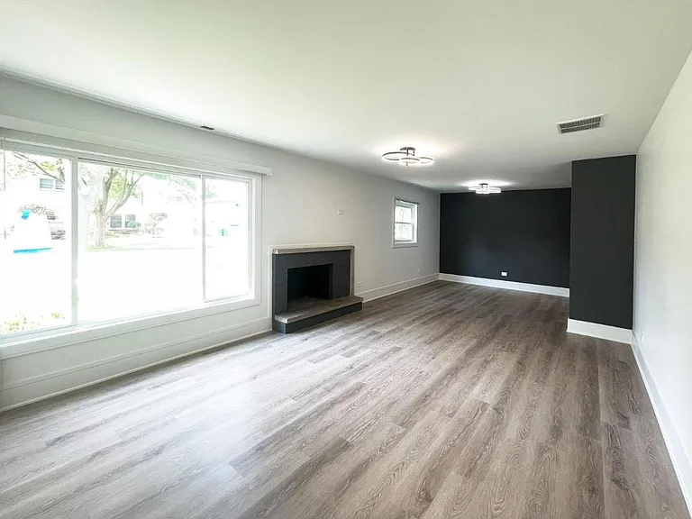 934 Beverly Dr — Photo 2