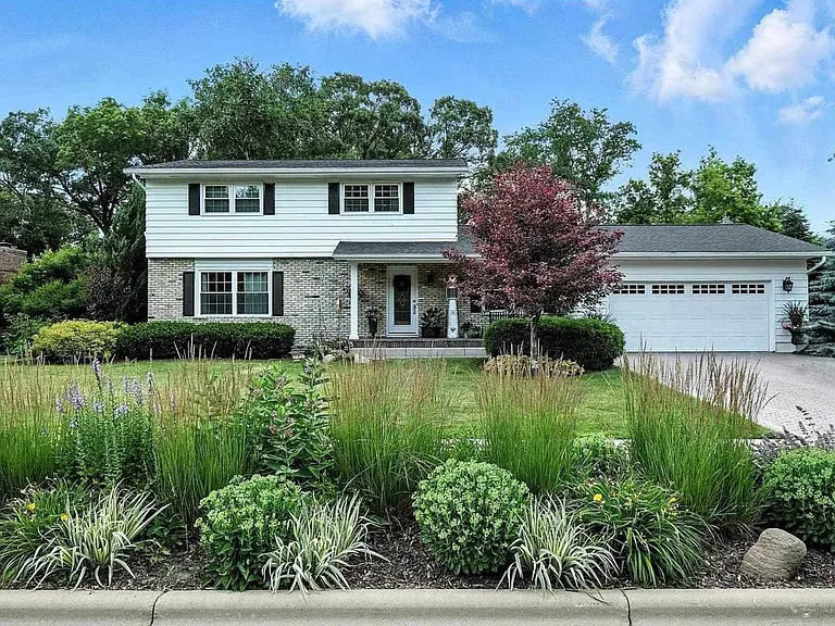 900 Woodview Dr — Photo 7