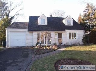 2019 Earl Dr, Merrick, NY 11566
