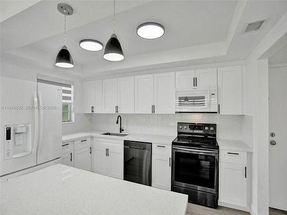4th image of 409-2771 Taft St #409