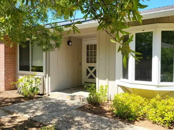 2 Hampton Ct, Los Altos, CA 94022