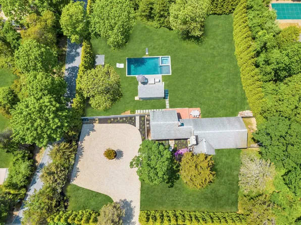 https://photos.zillowstatic.com/fp/b31a5bfeedb707f82fb97b3e50dd0955-p_e.webp