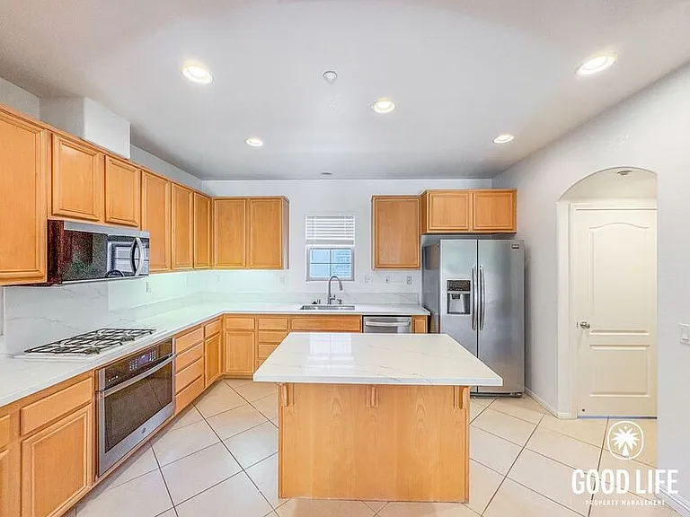 264 Marquette Ave — Photo 2