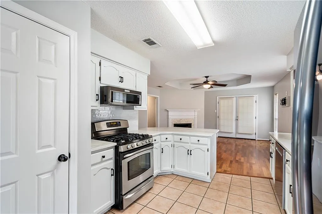 3 bed, 2.0 bath, 1690 sqft, $1,950 — Photo 4
