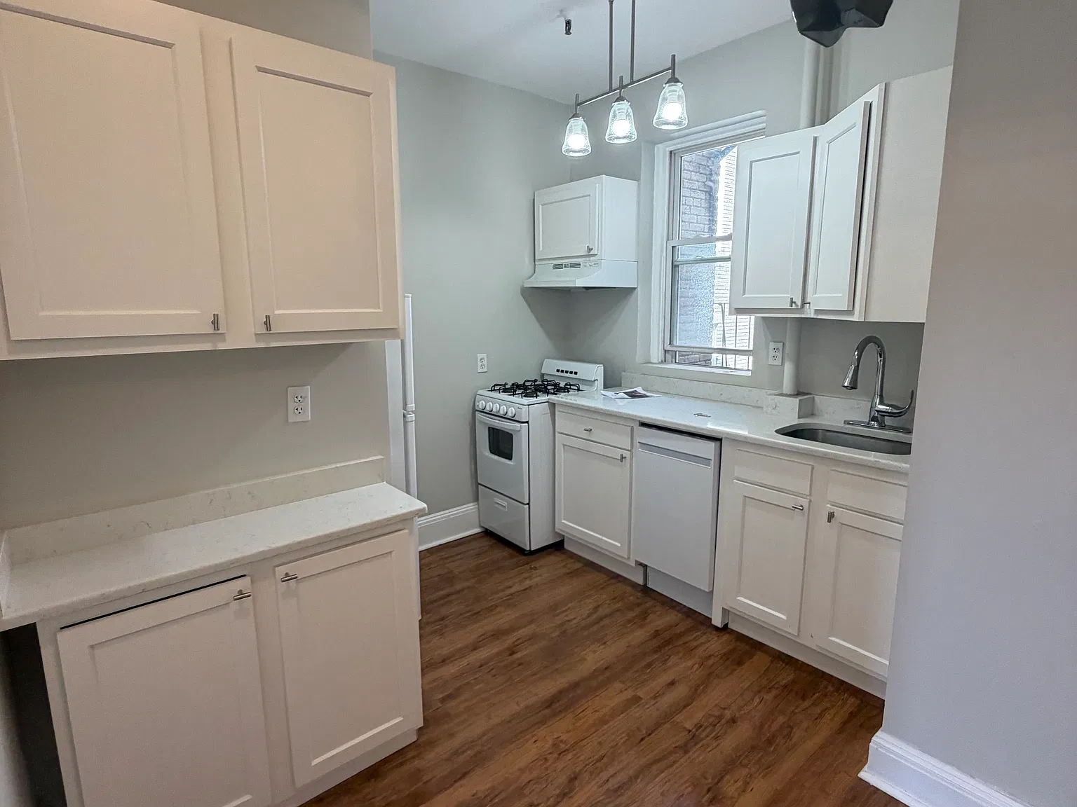 2 bed, 1.0 bath, $2,800 — Photo 2