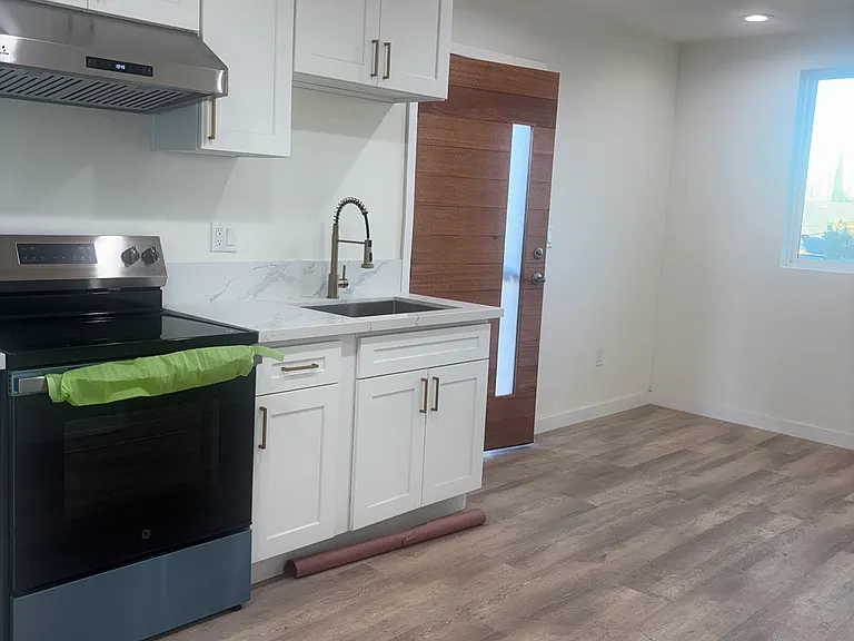 10714 Stanford Ave — Photo 9