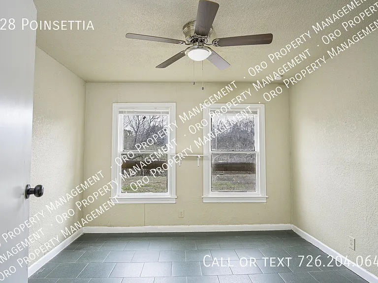 928 Poinsettia — Photo 4