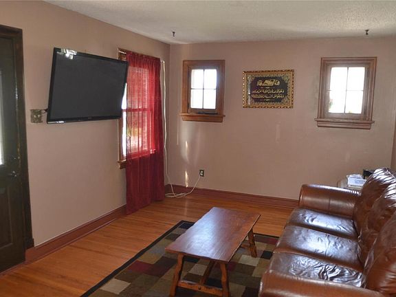 3rd image of 9101 Meadowbrook Ln