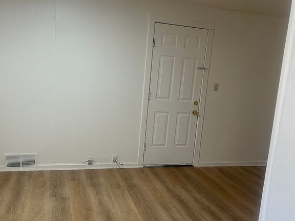3rd image of 202 Woodlawn Cir #1