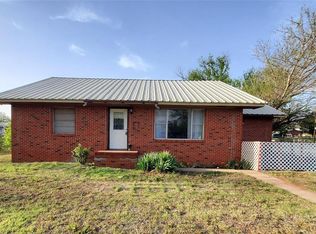402 N 3rd St, Sayre, OK 73662