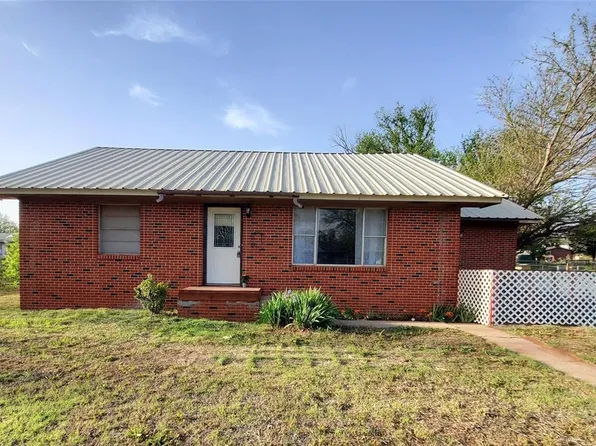 402 N 3rd St, Sayre, OK 73662