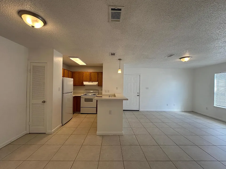 100 Kazmira Ct #400