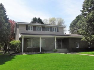 1119 Ridgecrest Dr, Vermillion, SD 57069