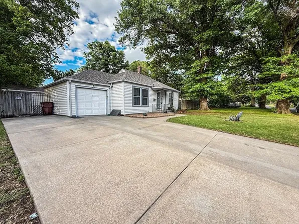3426 E Countryside Plz, Wichita, KS 67218