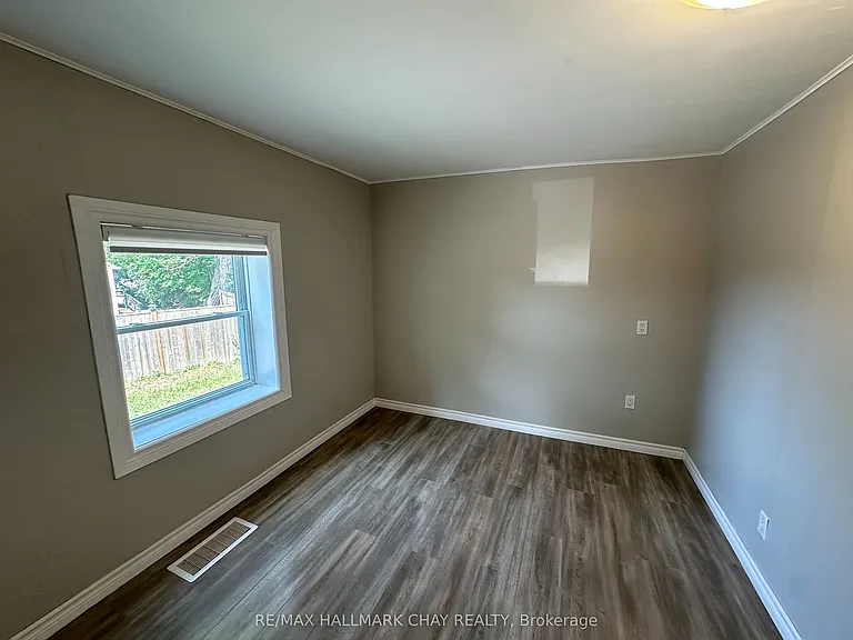 270 Moffat St #A — Photo 10