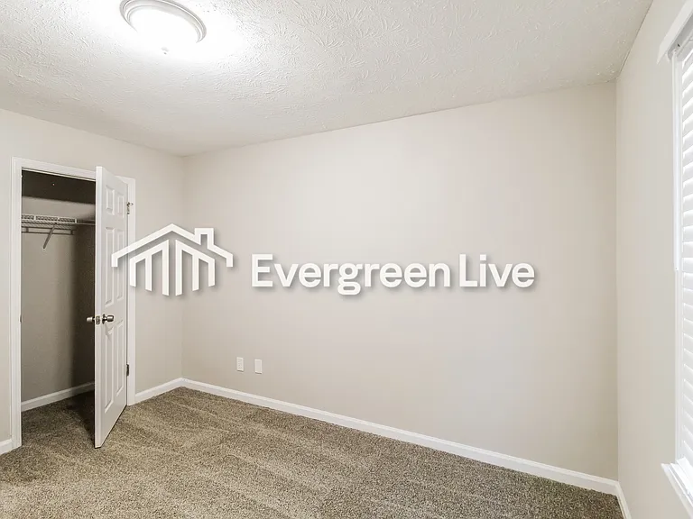 390 Springlake Dr — Photo 2