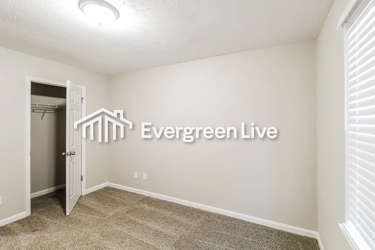 Building Photo - 390 Springlake Dr