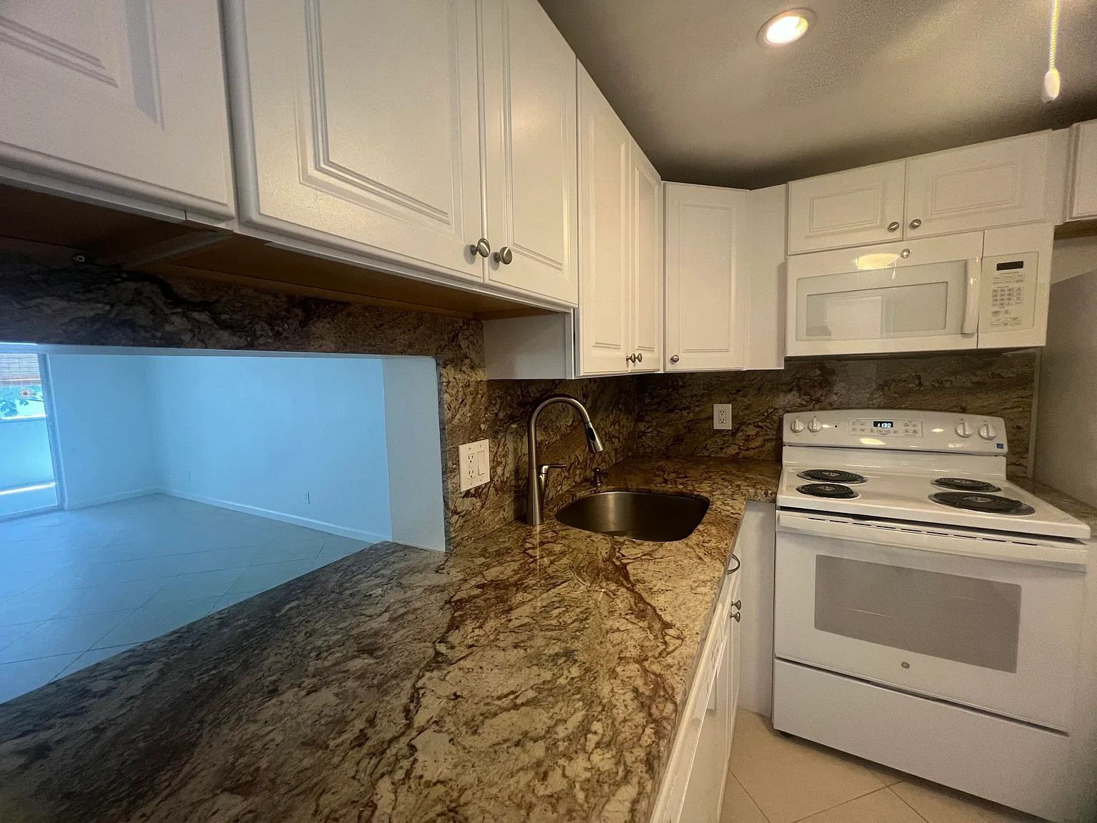 1 bed, 1.5 bath, 758 sqft, $1,590 — Photo 4