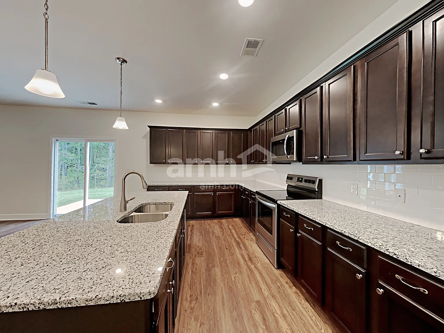 5 bed, 3.0 bath, 2596 sqft, $2,845 — Photo 4