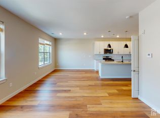 911 Fernandez Ct, Parlin, NJ 08859
