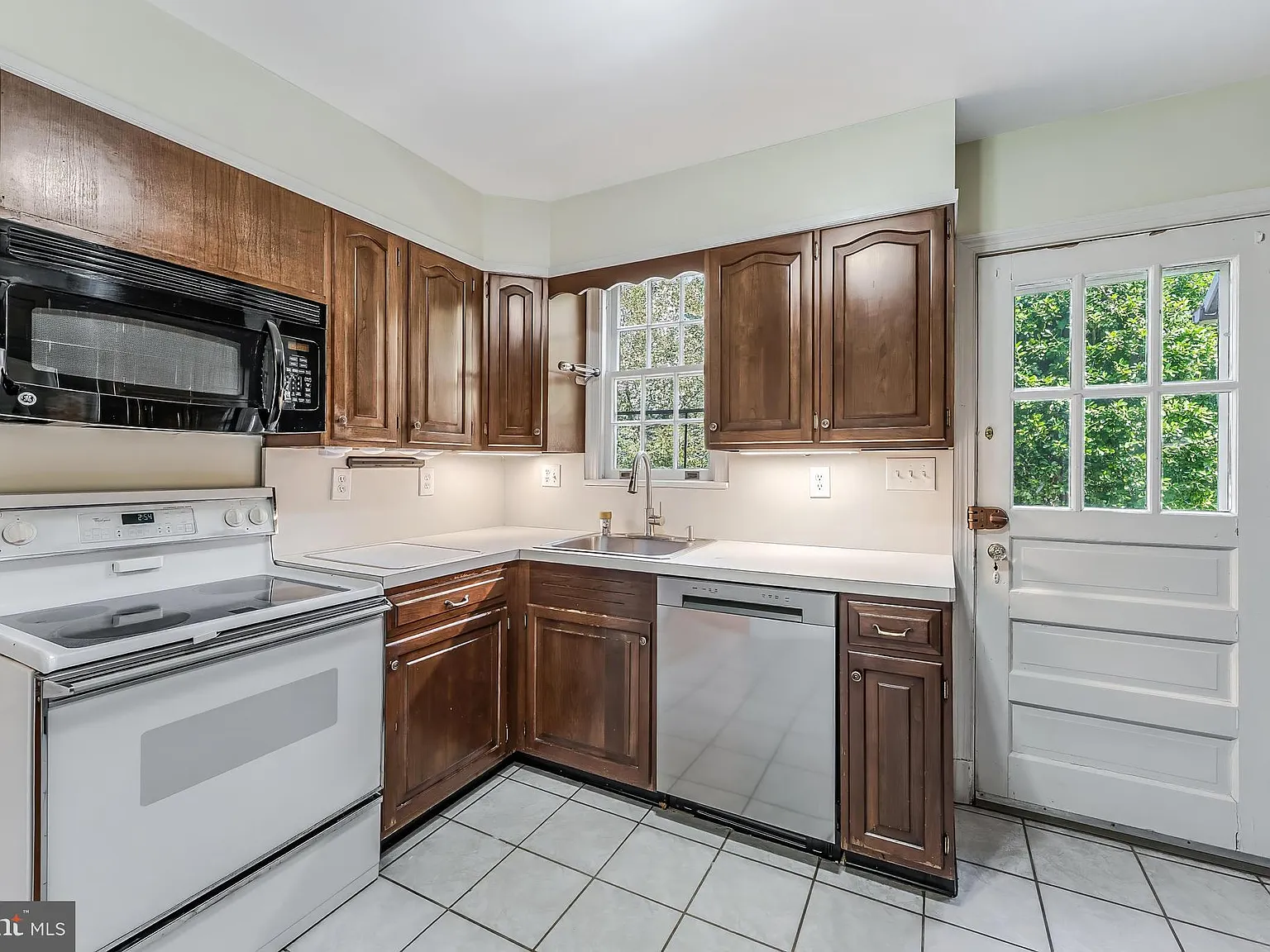 3 bed, 3.0 bath, 1527 sqft, $4,000 — Photo 4