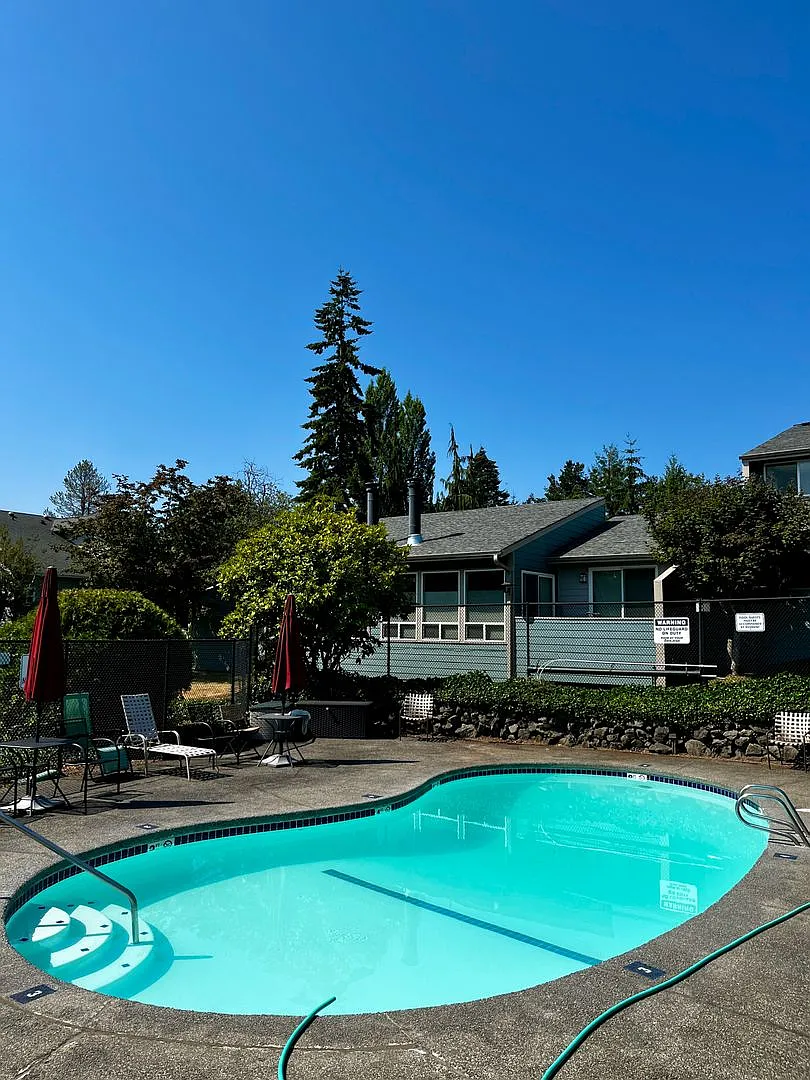 Adorable Condo Within Walking Distance to Winslow and Ferry — Photo 3