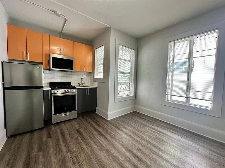 814 Columbia St — Photo 36