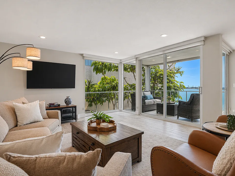 Riviera Dr