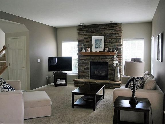 4th image of 752 Horseshoe Way