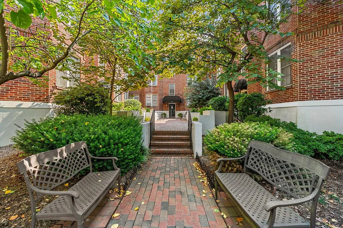 Building Photo - 828 N Elm St #A6