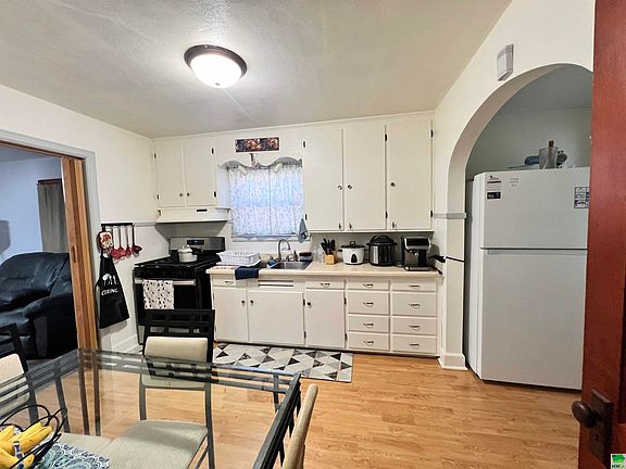 2nd image of 423 Superior St