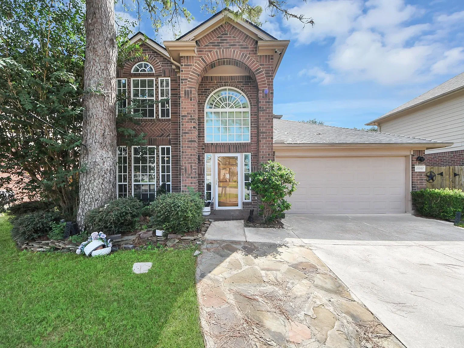4 bed, 2.5 bath, 2430 sqft, $2,400 — Photo 2