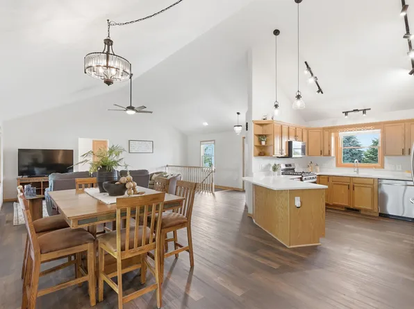 545 Kreuziger Rd, Roberts, WI 54023